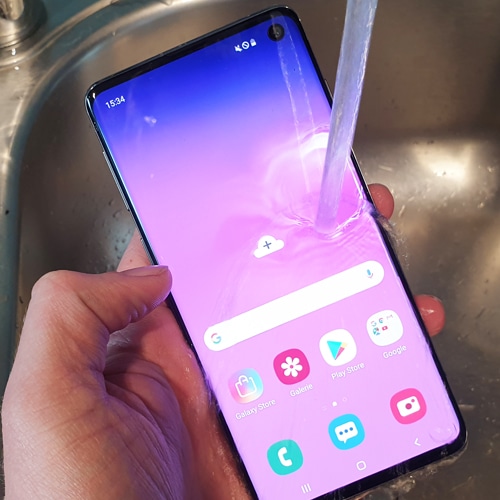 Samsung Galaxy S10 im Wasser-Test: Übersteht das Highend-Smartphone den Tauchgang im Waschbecken?