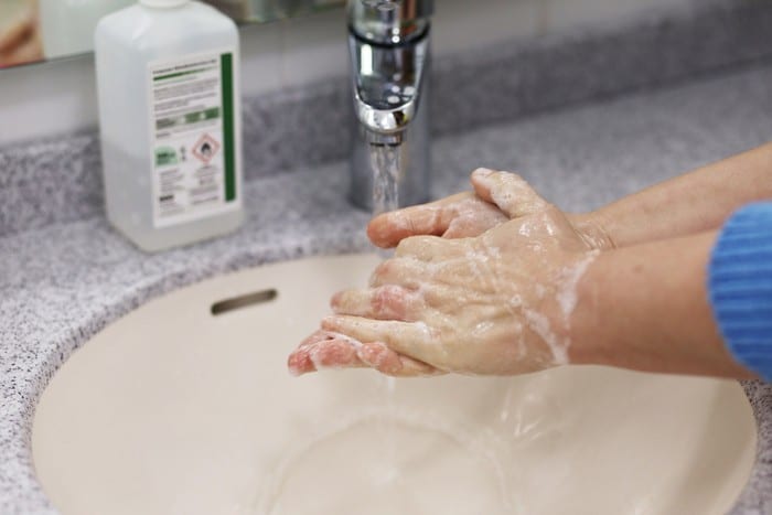 Handy Reinigung und Smartphone Hygiene: Einfachstes Mittel ist es die Hände regelmäßig zu waschen