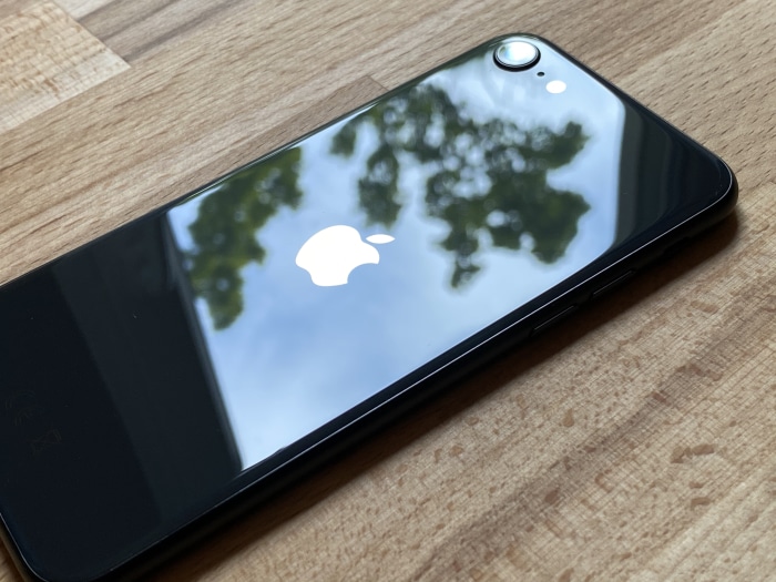iPhone SE 2020 Test Rückseite Spiegelung