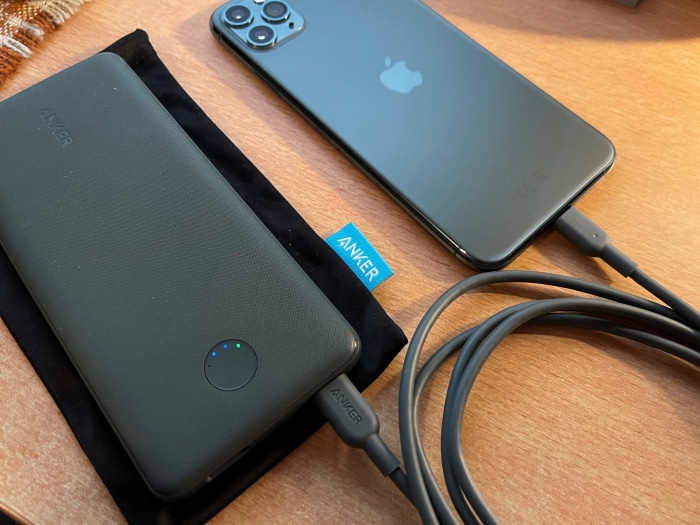 Anker PowerCore Slim 10000 PD mit Anker USB-C auf Lightning Kabel und iPhone 11 Pro Max in Nachtgrün