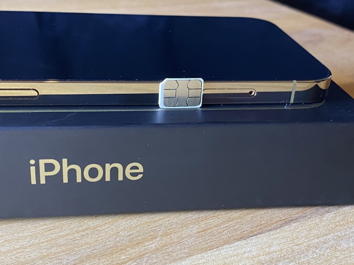 Zum Vergleich: Das iPhone 12 Pro Test ist deutlich flacher als eine Nano-SIM hoch (Bild: Handyhase.de).