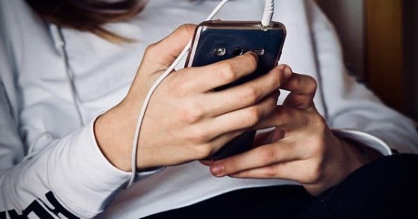 Frau mit Smartphone in der Hand