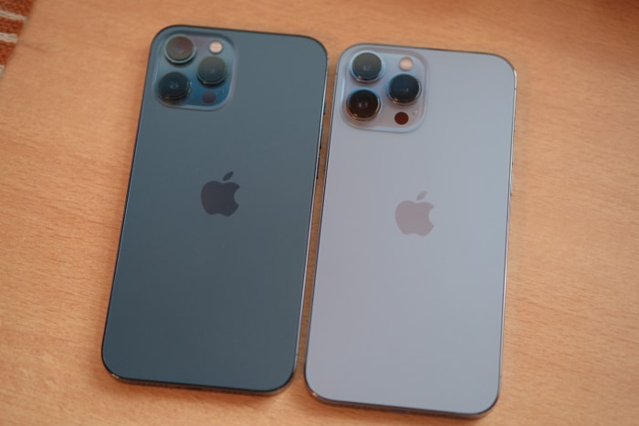 Apple iPhone 12 & 13 Pro Max - Pazifik- vs. Sierrablau