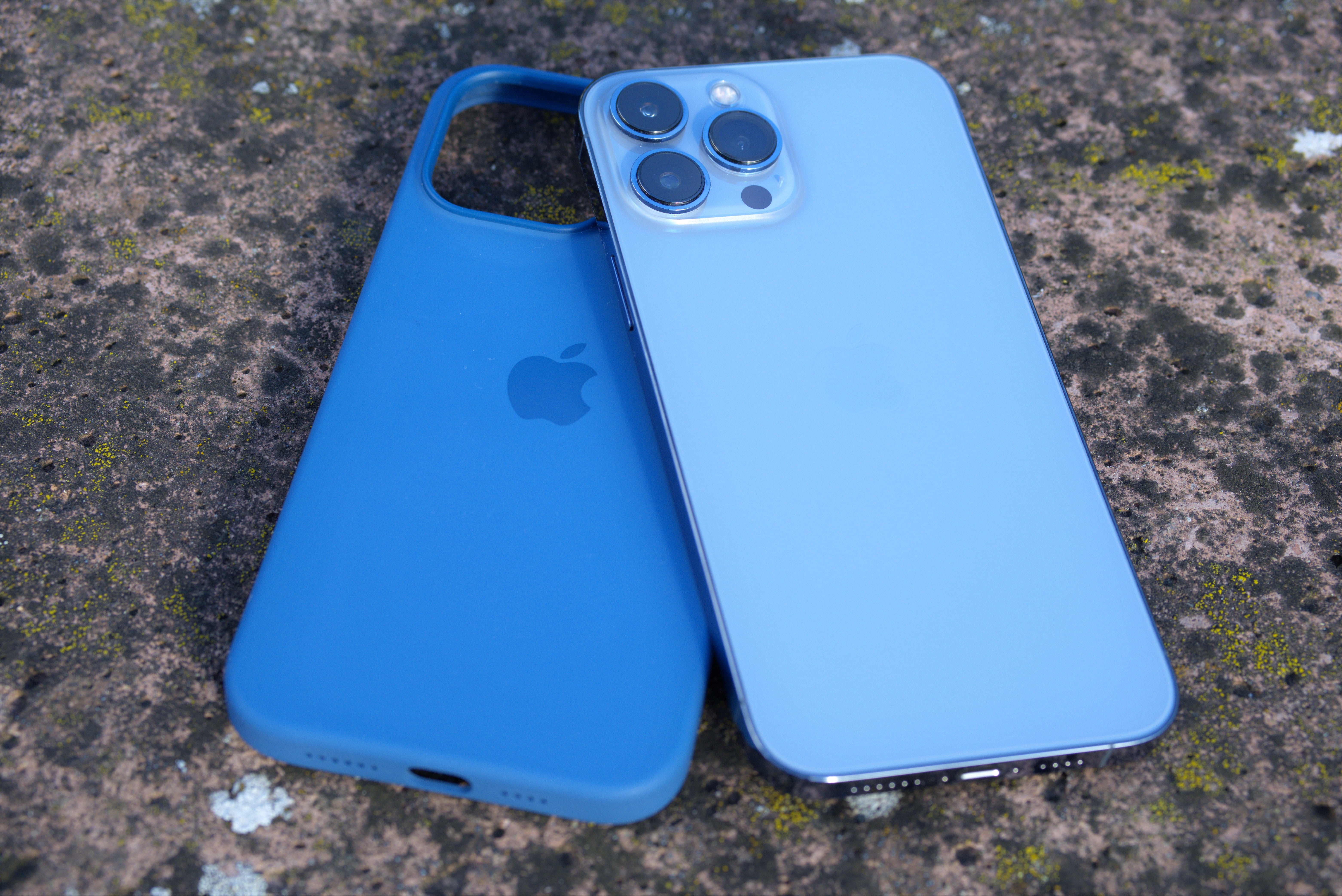 iPhone 13 Pro Max in Sierrablau + Silikon Case mit MagSafe in Eisblau