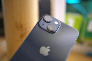 Apple iPhone 13 mini - Rückseite schräg v.u.