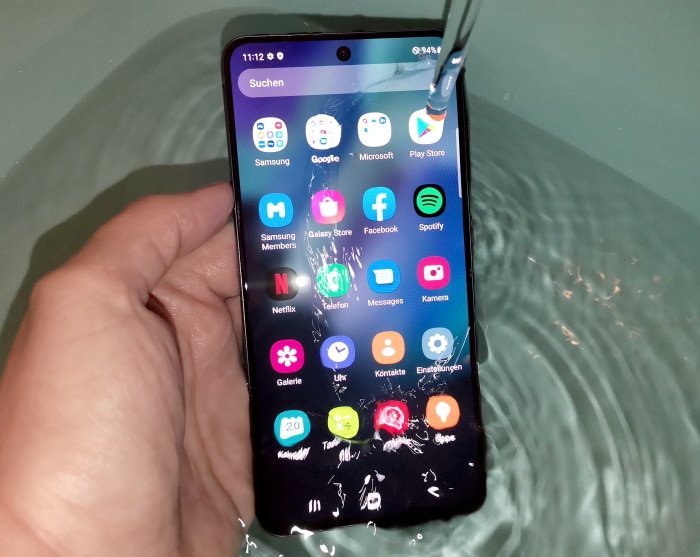 Samsung Galaxy S21 FE im Wasser-Test: Übersteht es den Tauchgang?