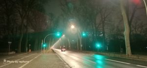 rephone - Nachtaufnahme Straße mit Ampel