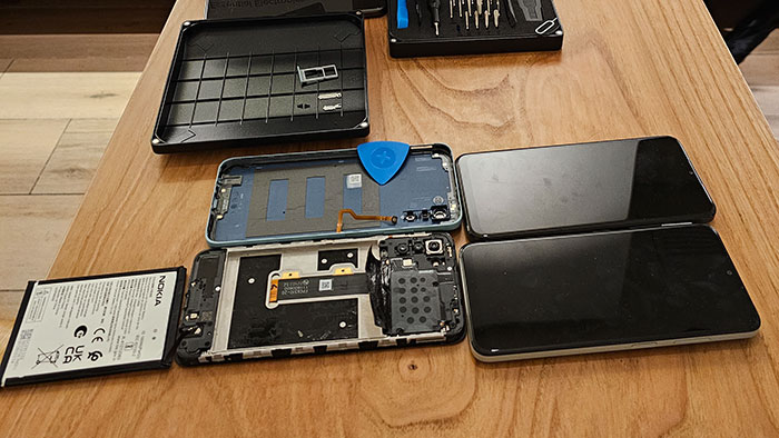 Nokia G22 reparieren mit iFixit Werkzeug Toolkit