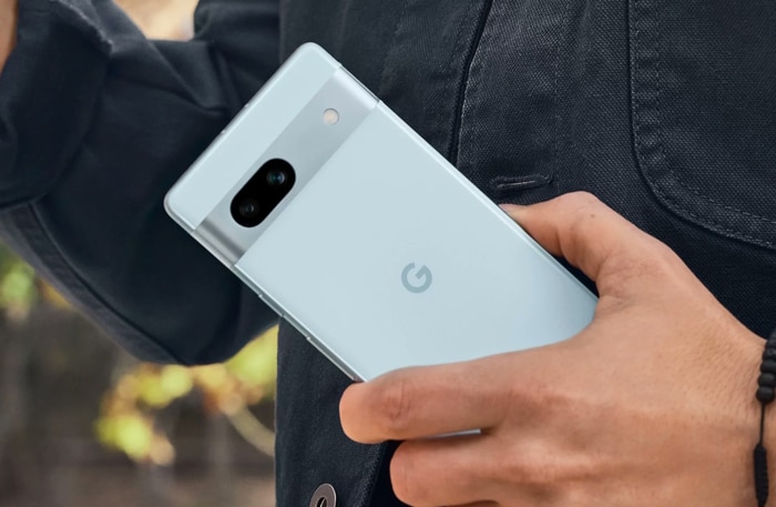 Google Pixel 7a - in Hand