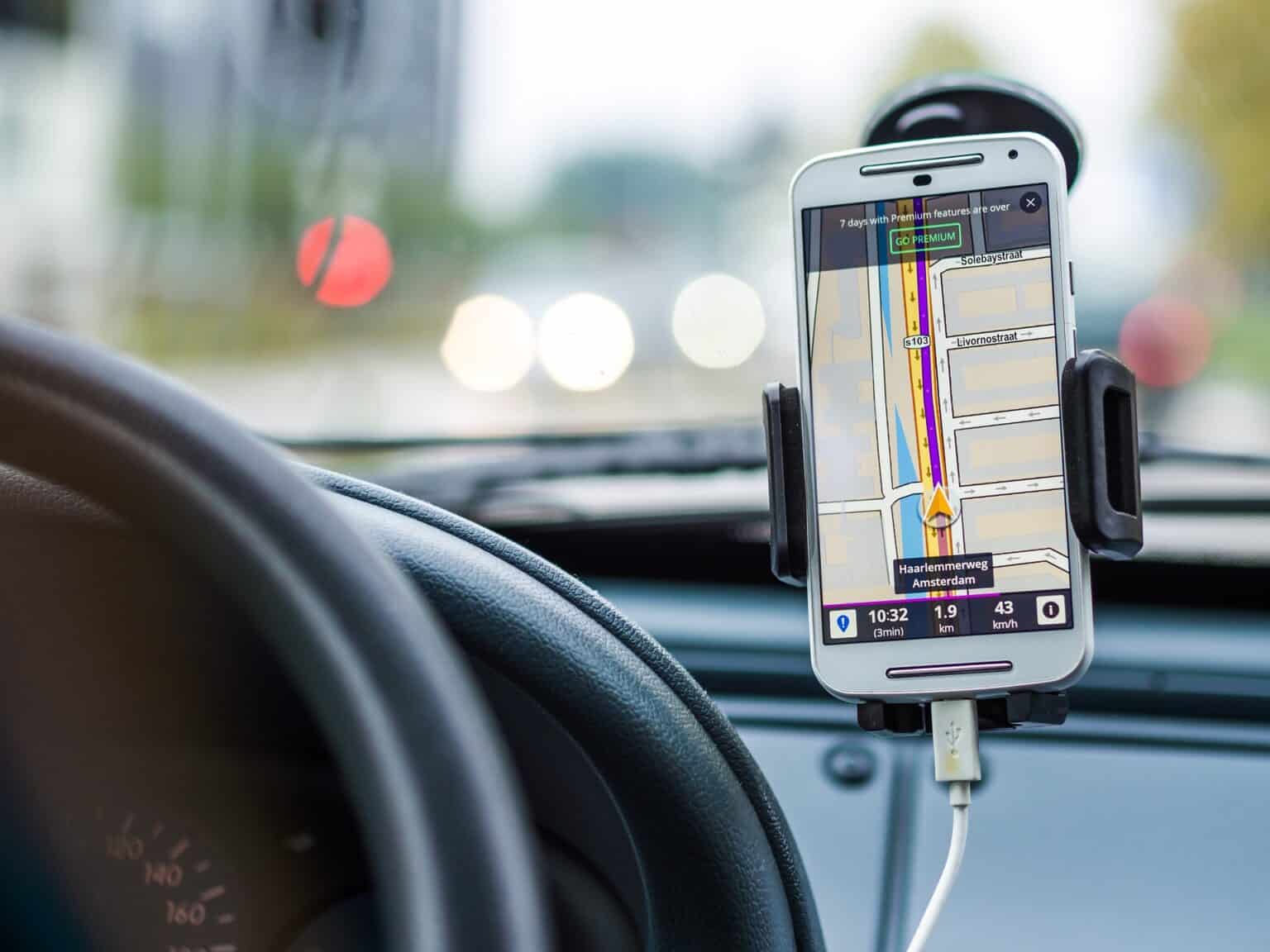 Handy zu heiß bei hoher Hitze Navigation im Auto