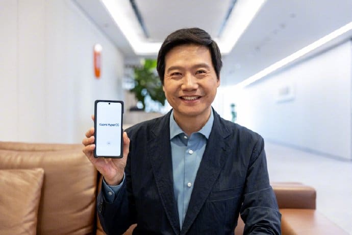 Xiaomi CEO mit Xiaomi Hyper OS auf verhülltem Smartphone