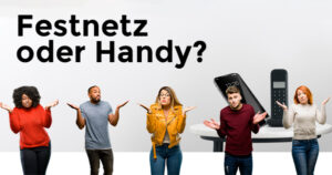 Symbolbild mit Text: Menschen zucken mit den Schultern und fragen sich, ob sie ein Handy oder das Festnetz wählen sollen.