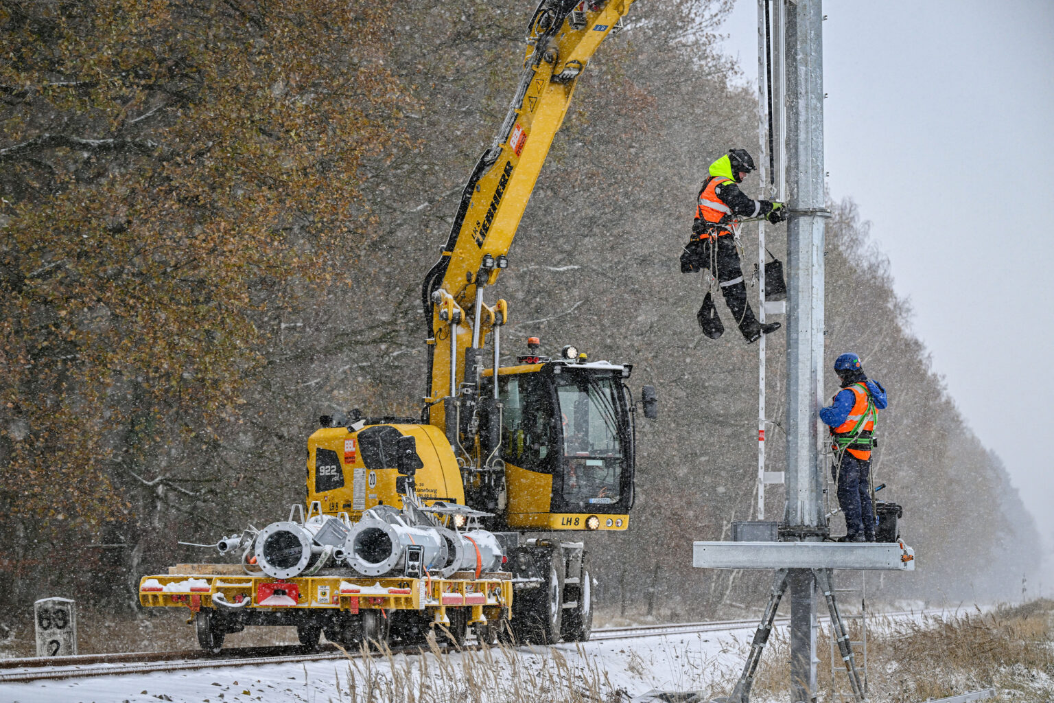 Aufbau einer 5G-Teststrecke in Mecklenburg-Vorpommern. (Foto: Deutsche Bahn AG / Max Lautenschläger)