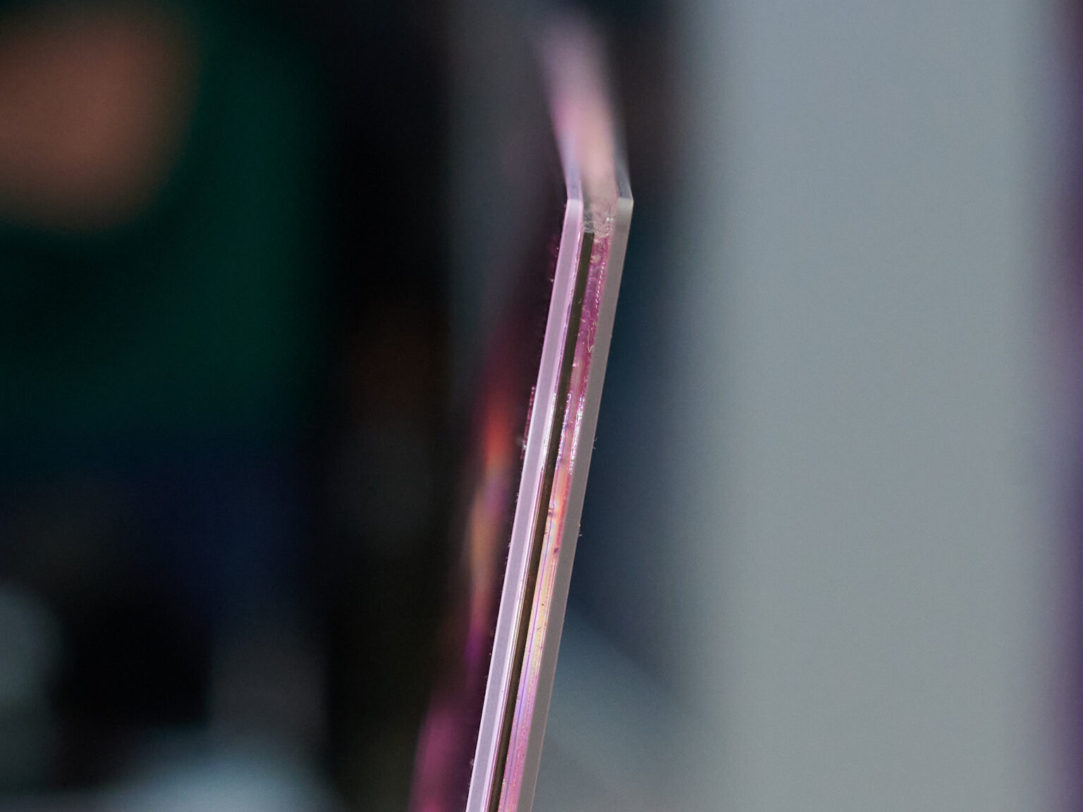 Das Display zwischen den Glasschichten ist 0.9 mm dick. (Foto: Andreas Sebayang/Handyhase.de)