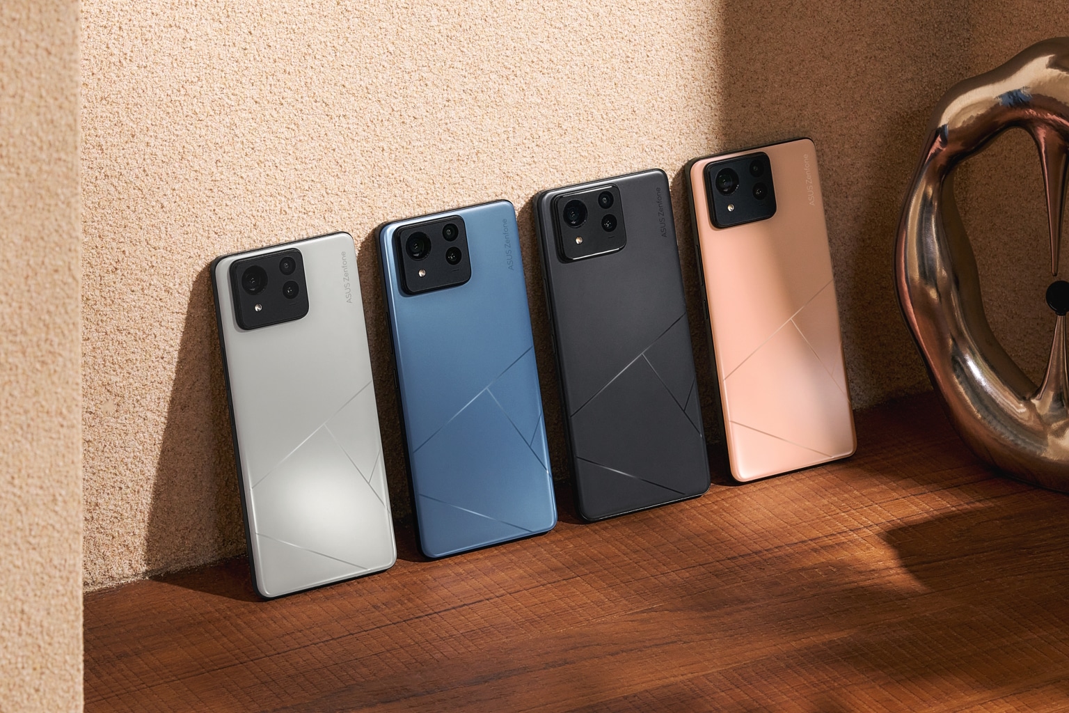 Asus Zenfone 11 Ultra in den vier Farben Misty Grey, Skyline Blue, Eternal Black und Desert Sand mit Vertrag in den Netzen von Telekom, Vodafone, o2 Telefónica und 1&1