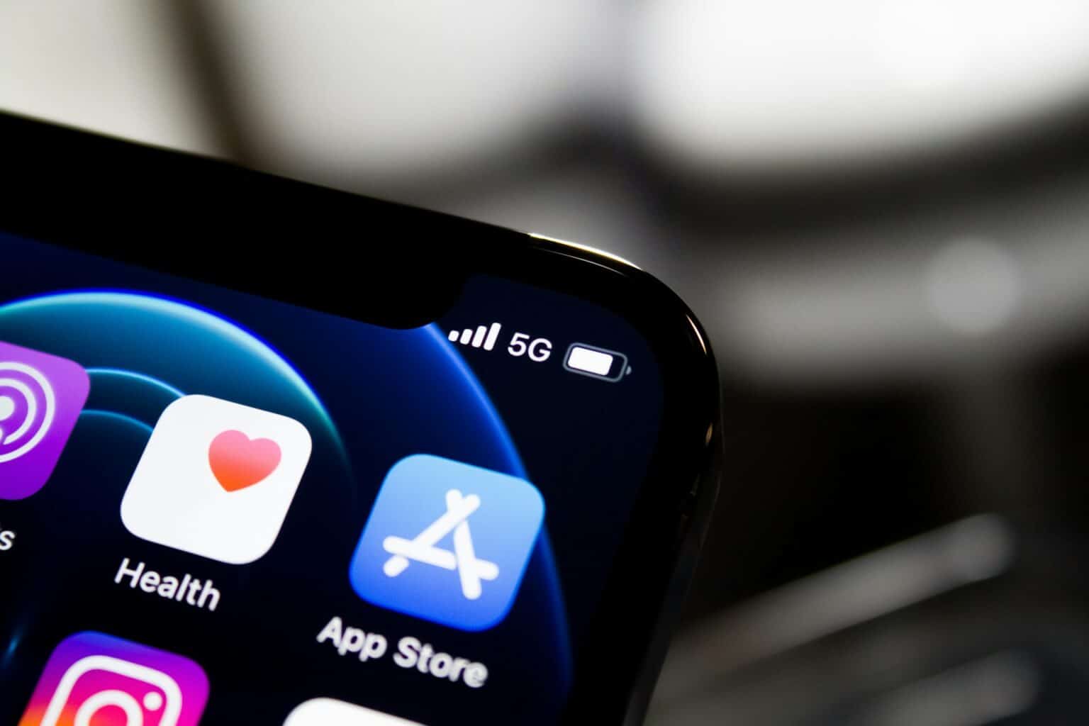 Apple App Store Logo auf einem iPhone Display als Symbolbild für den Digital Markets Act