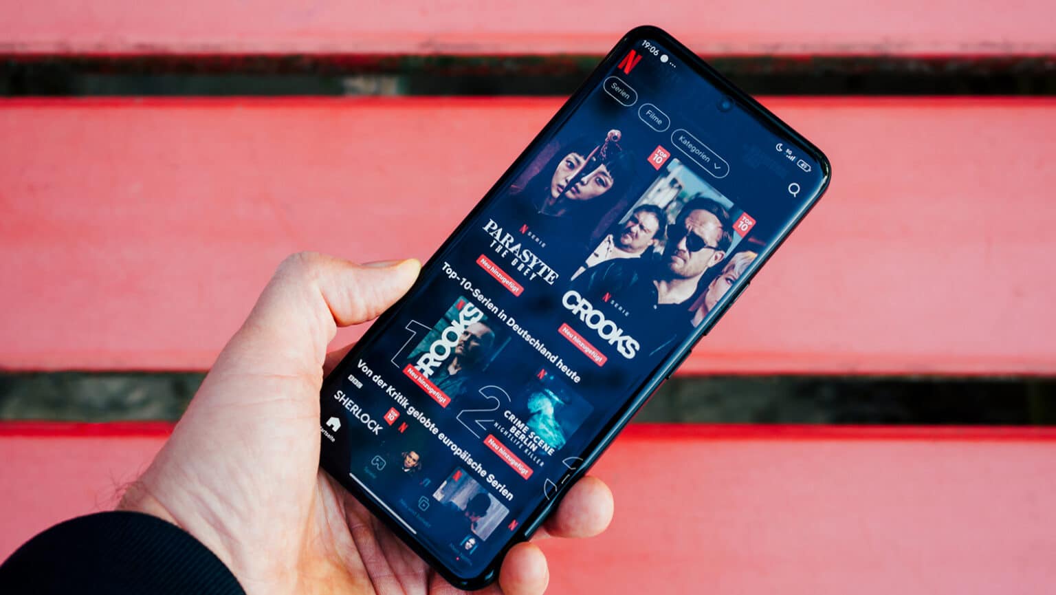 Hand hält Xiaomi 14 Ultra mit geöffneter Netflix-App