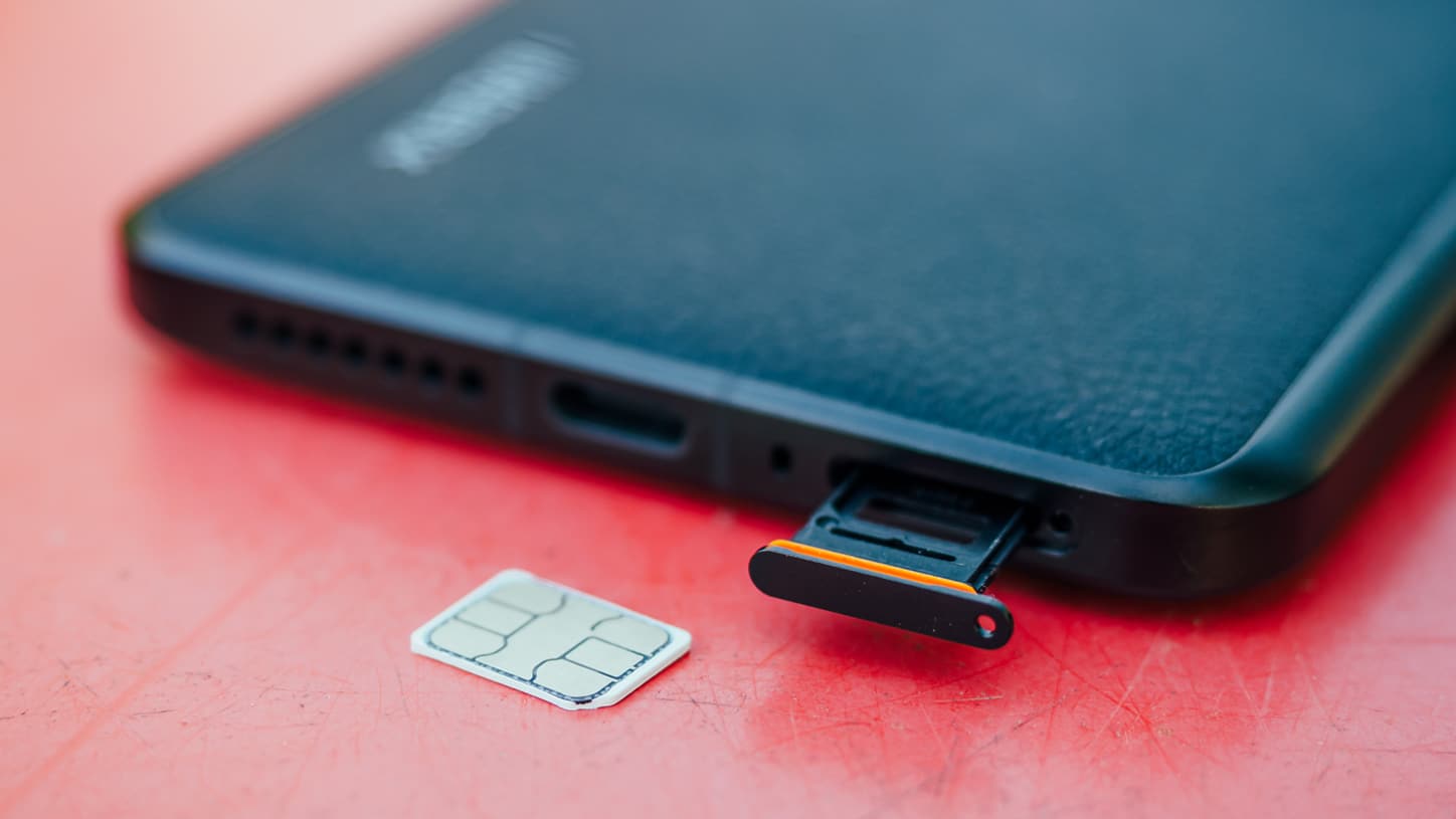 Geöffneter SIM-Kartenschacht des Xiaomi 14 Ultra