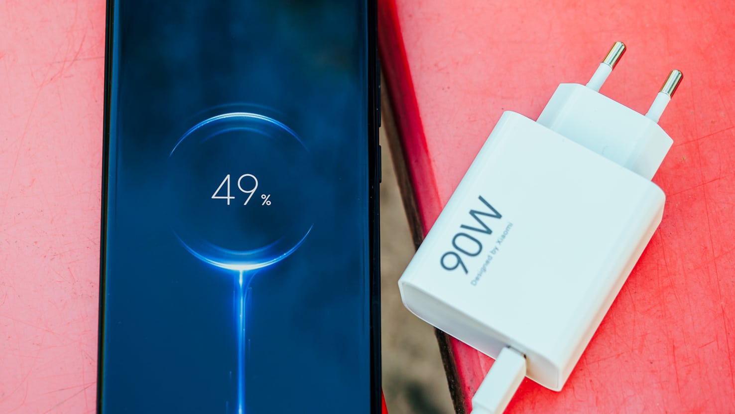 90-Watt-Netzteil neben Xiaomi 14 Ultra und geöffneter Lade-Anzeige