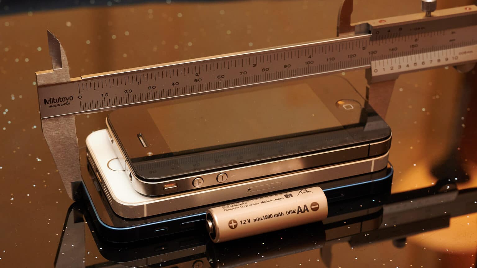 Drei iPhone-Generationen: das iPhone 4, das iPhone 5 und das iPhone 12 Mini. (Foto: Andreas Sebayang/Handyhase.de)