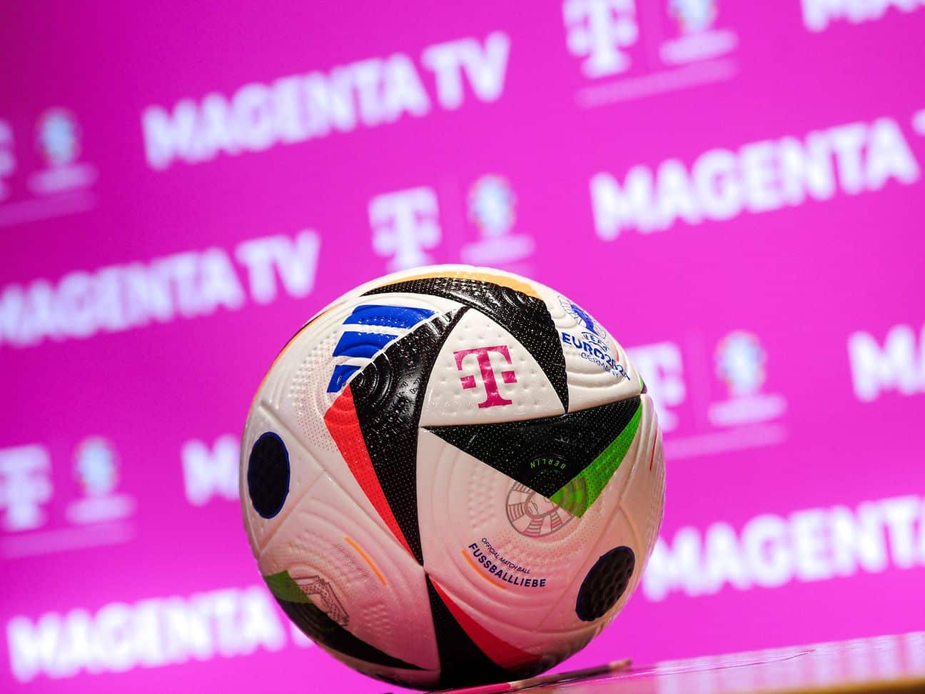 Ball der EM 2024 vor Wand mit MagentaTV-Logo und -Farben
