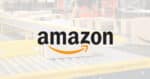 Amazon-Logo vor halbtransparentem Hintergrund eines Warenlagers
