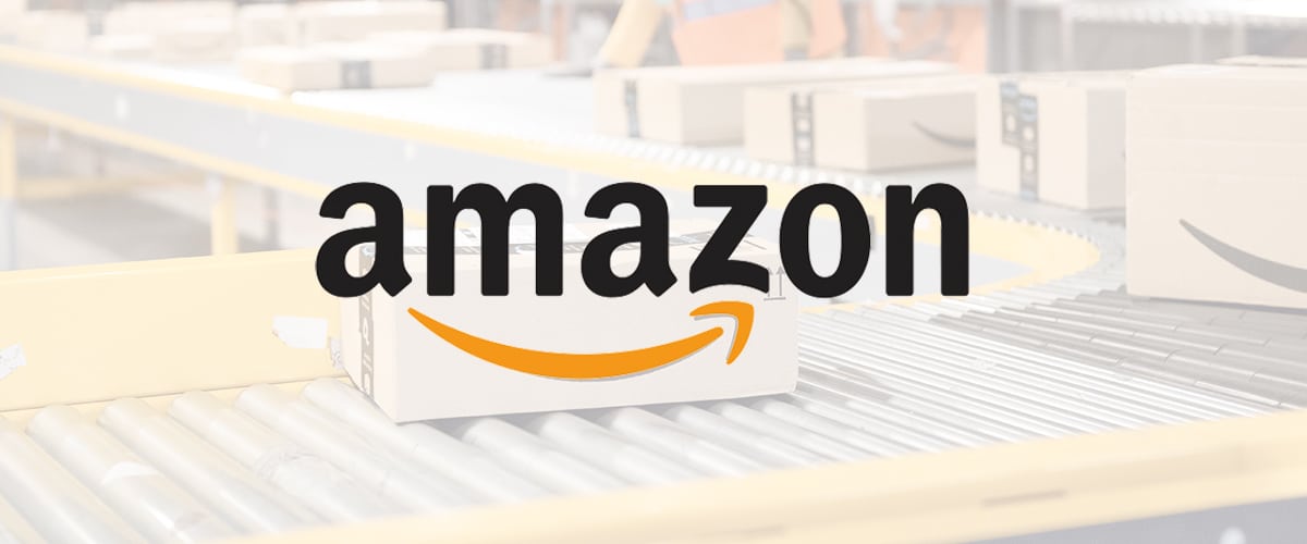 Amazon-Logo vor halbtransparentem Hintergrund eines Warenlagers