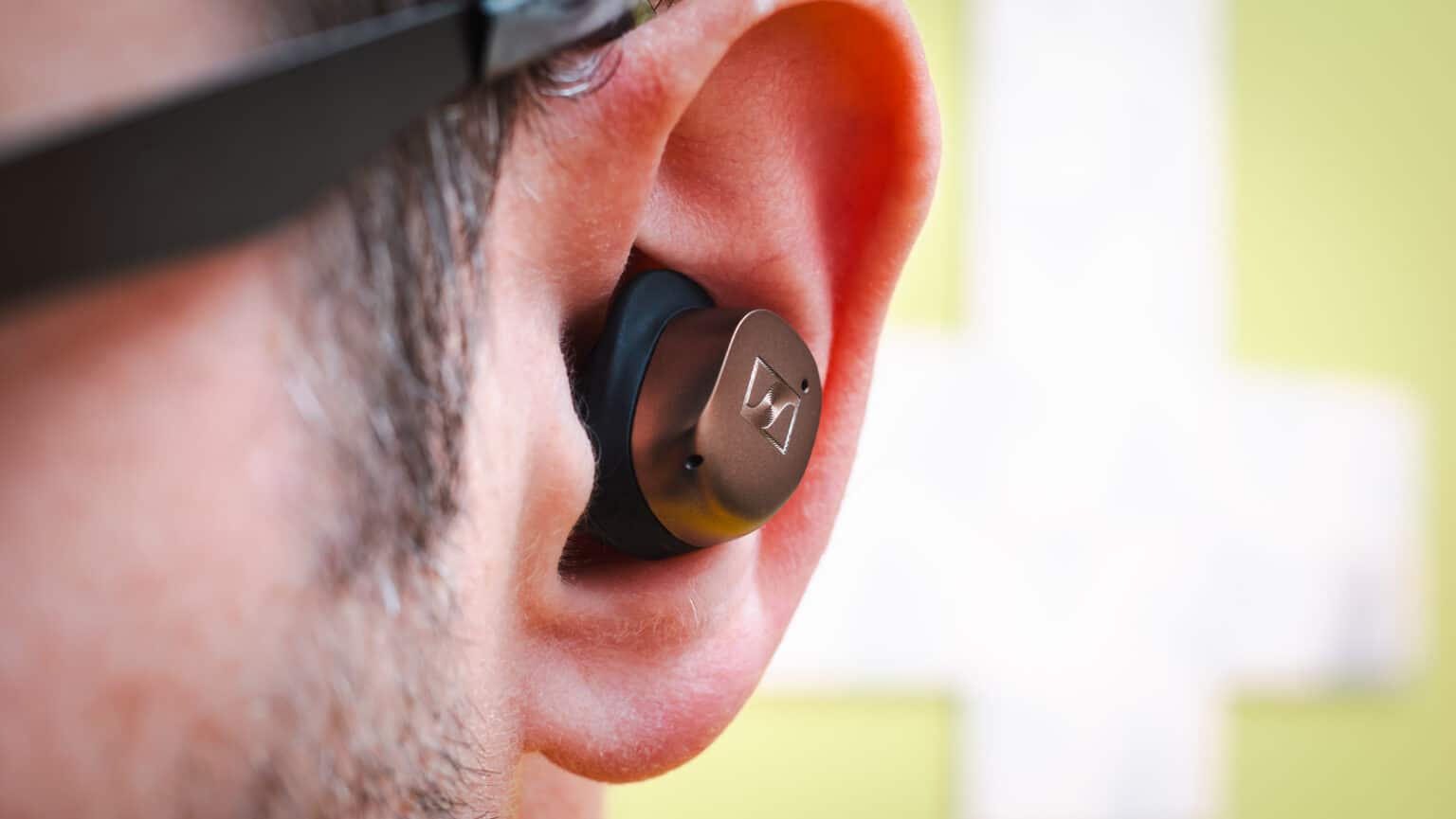 Nahaufnahme: Ein Ohrhörer der Sennheiser Momentum True Wireless 4 im Ohr