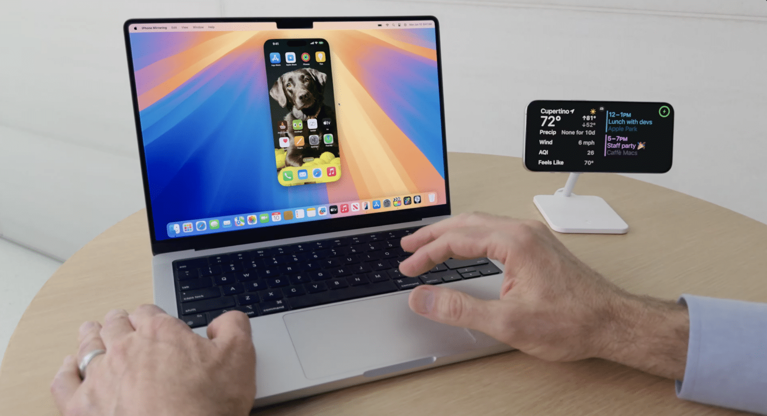 Ansicht eines MacBooks, das die Bildschirmansicht eines iPhones spiegelt