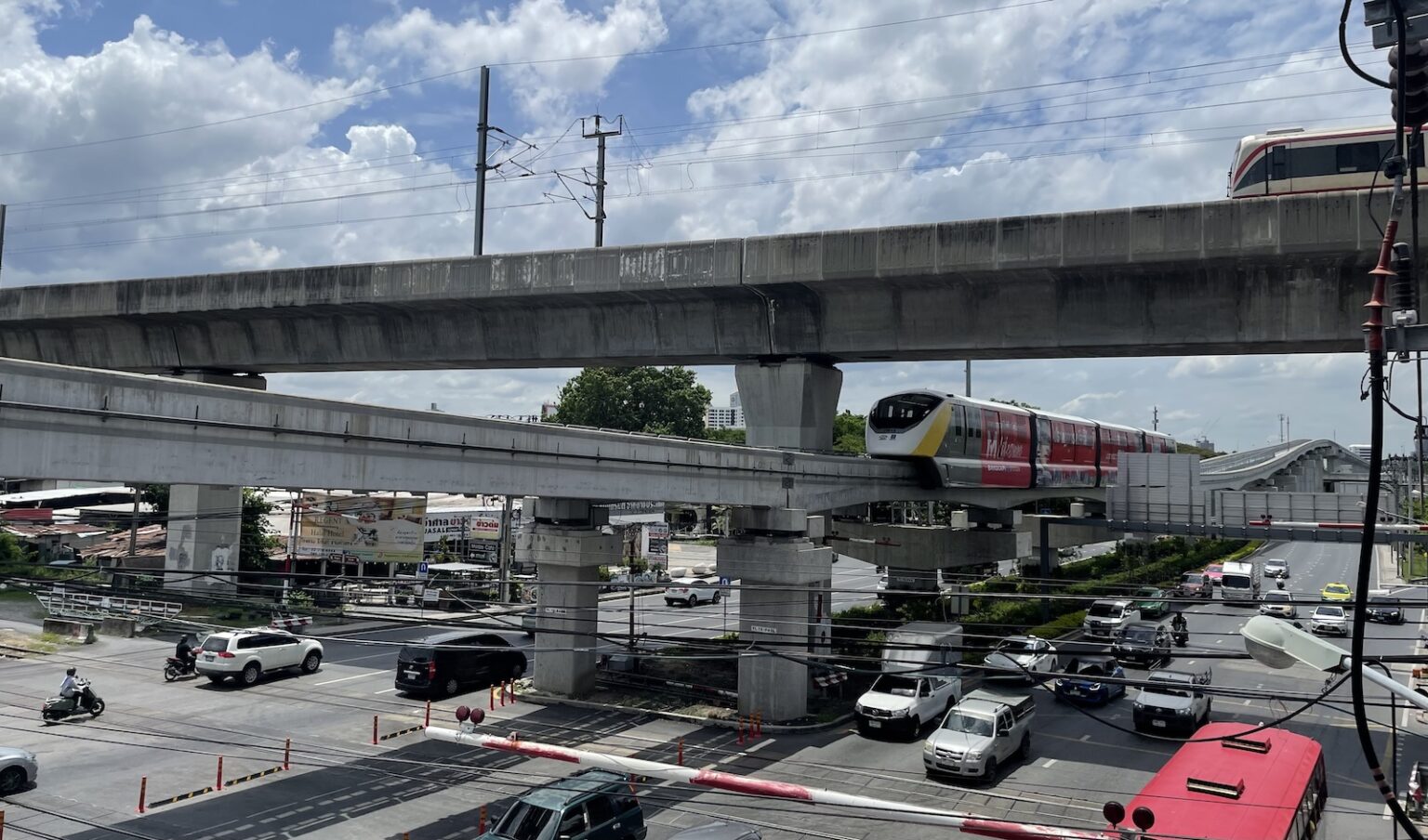 Der Grund für den leeren Akku: Das warten auf eine Monorail die gleichzeitig zwei Eisenbahnsysteme über- und unterquert. (Foto: Andreas Sebayang/Privat)