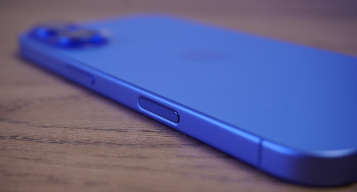 iPhone 16 in der Farbe Ultramarin (Blau)