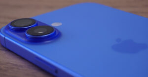 iPhone 16 in Blau mit Kamera-Detail