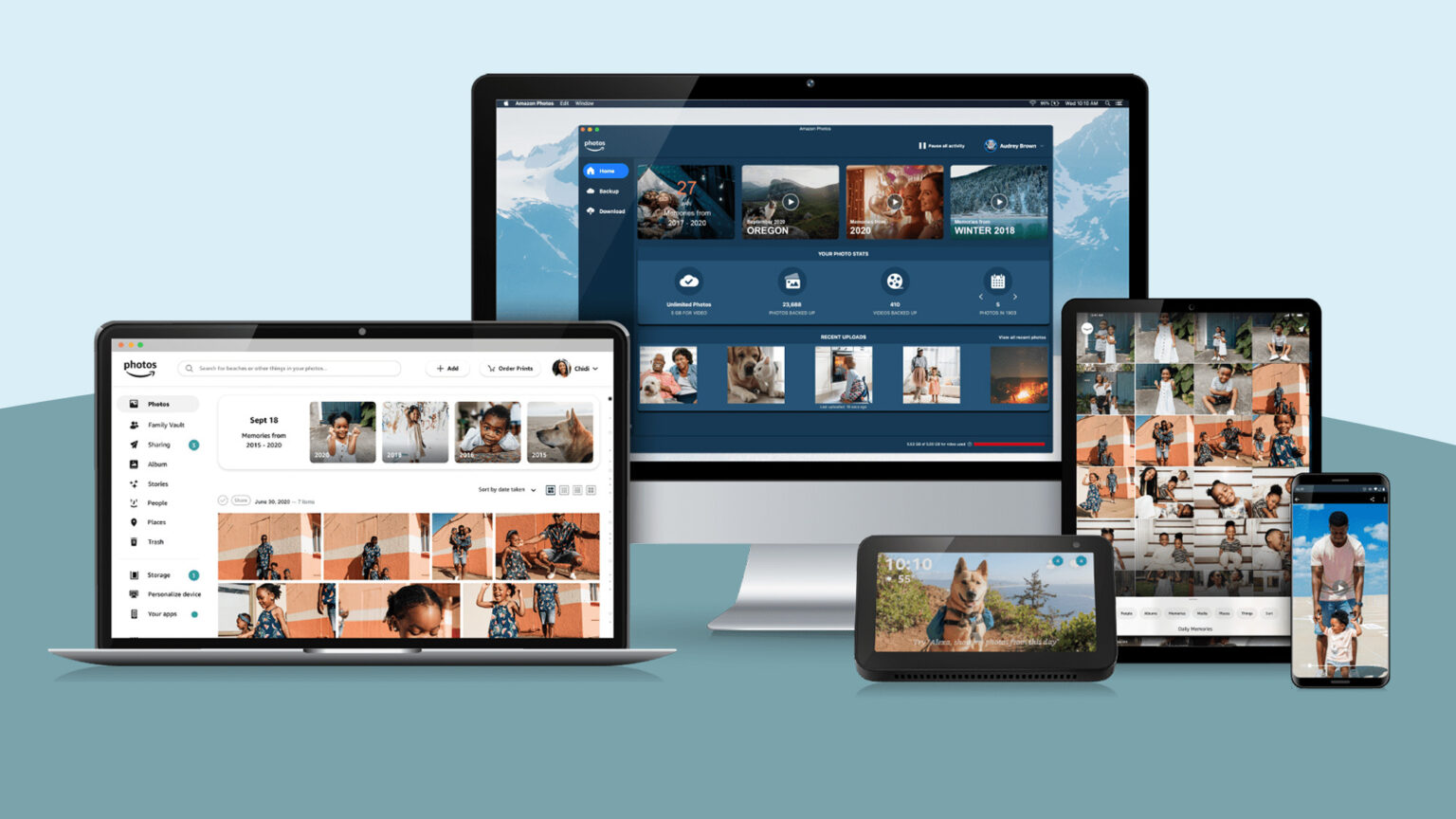 Collage zeigt iMac, Laptop, Tablet, Handy und einen Echo Show mit Programmfenstern von Amazon Photos