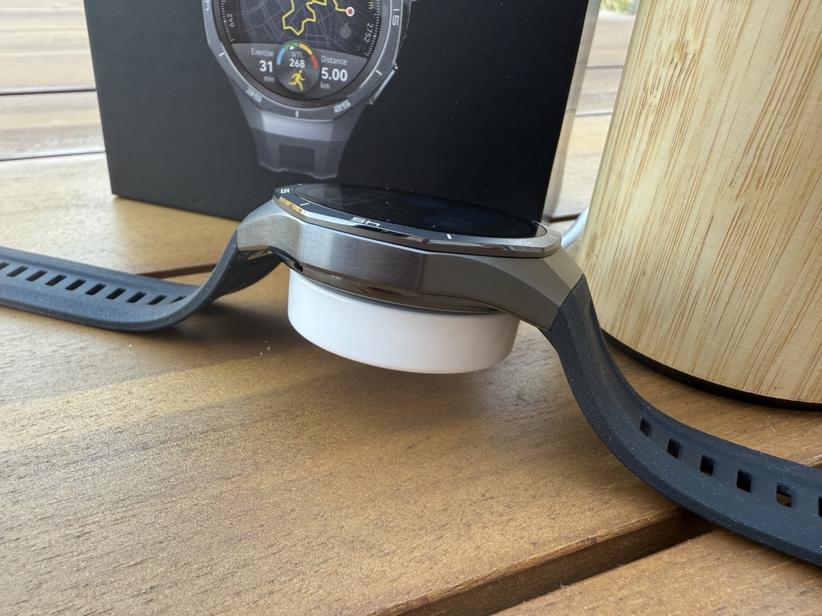 Huawei Watch GT 5 Pro im Test - Ladepuck