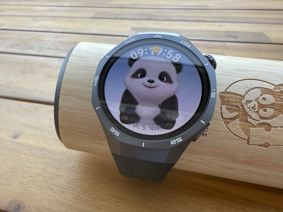 Huawei Watch GT 5 Pro im Test - Panda Watchface