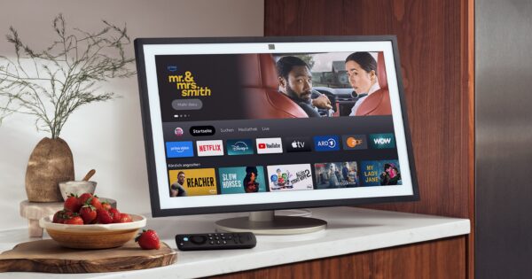 Amazon Echo Show 21 in einer Küchenzeile zeigt Fire TV Oberfläche