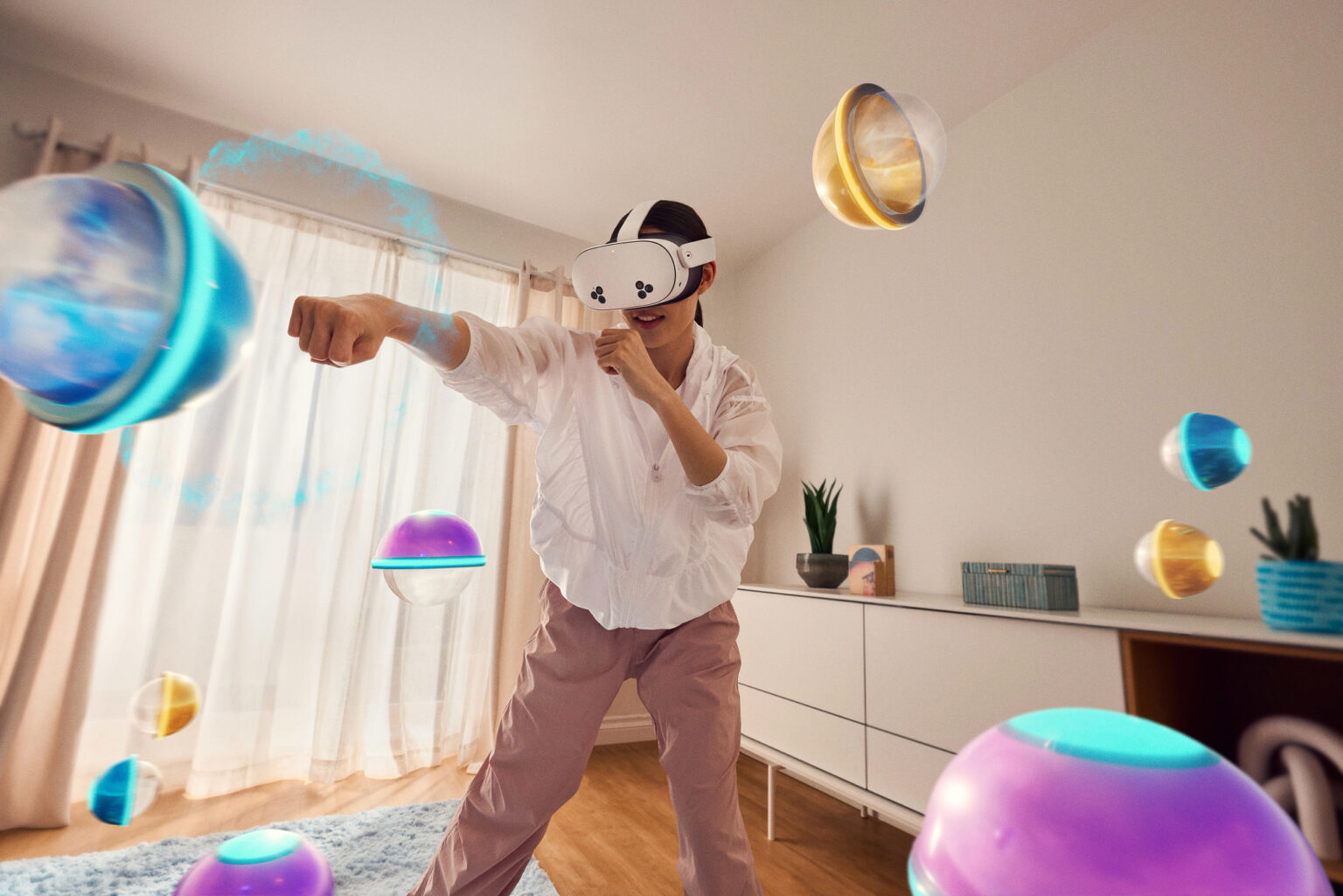 Frau spielt VR-Fitnessspiel mit Meta Quest 3S