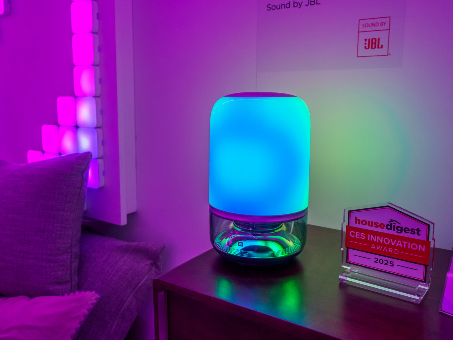 Govee Tischlampe mit Sound by JBL am Messestand auf der CES 2025