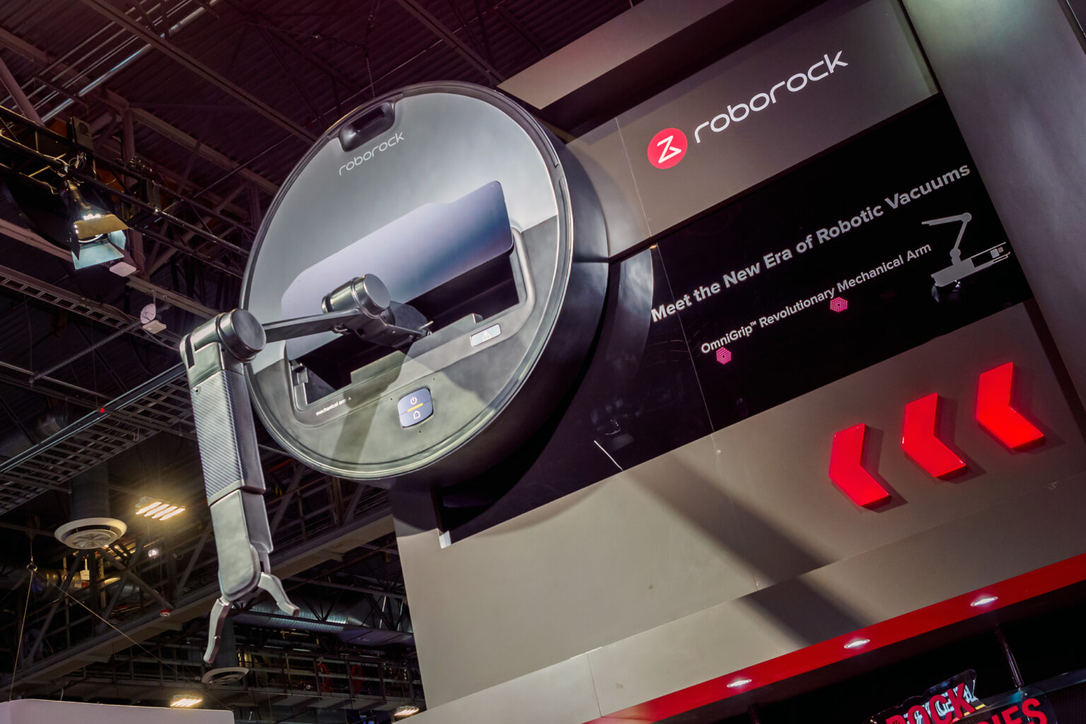 Deko-Modell des Roborock Saros Z70 am Messestand von Roborock als eines der Smart-Home-Highlights der CES 2025