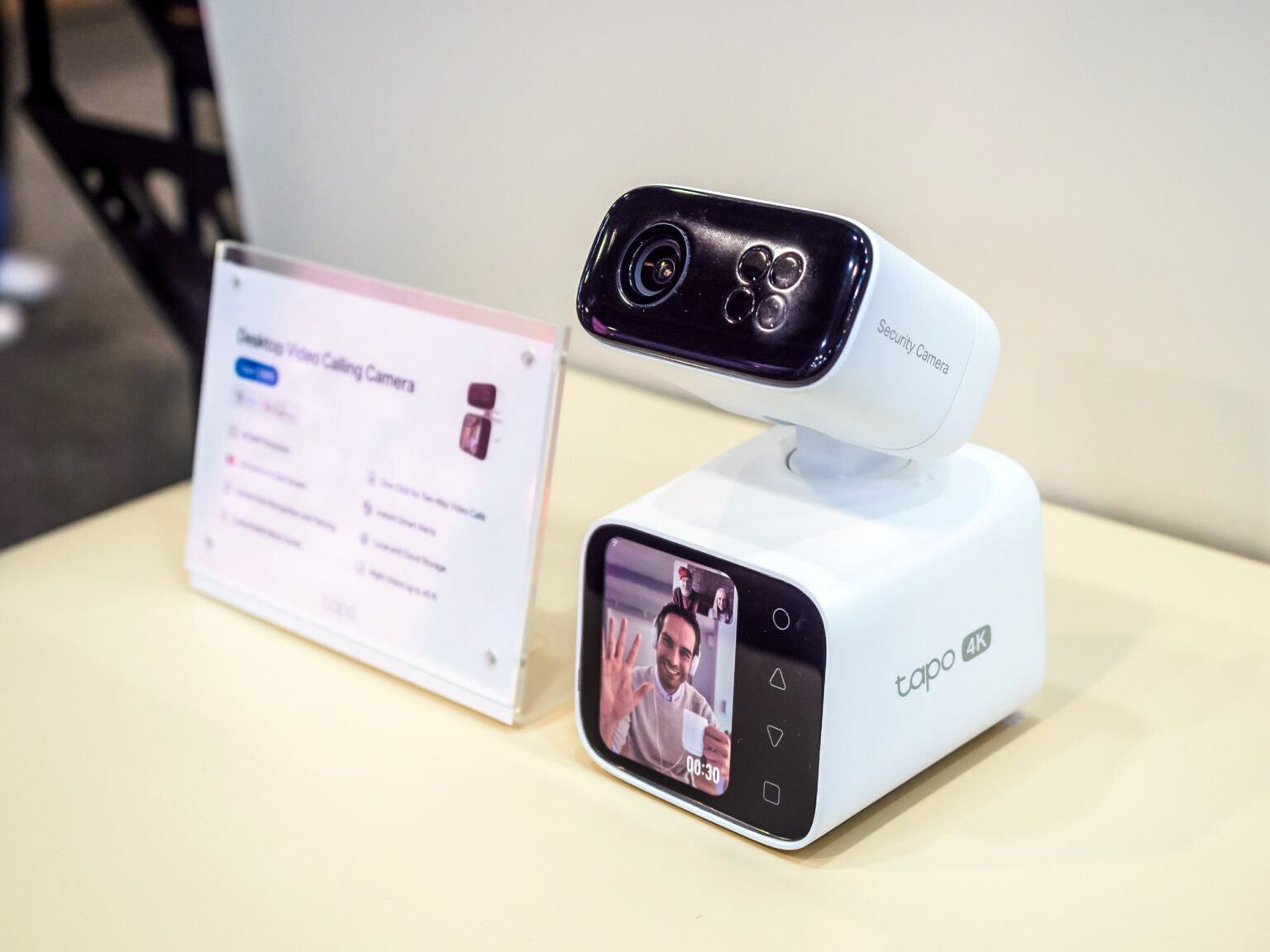 TP-Link Tapo C860 Videotelefon am Messestand auf der CES 2025