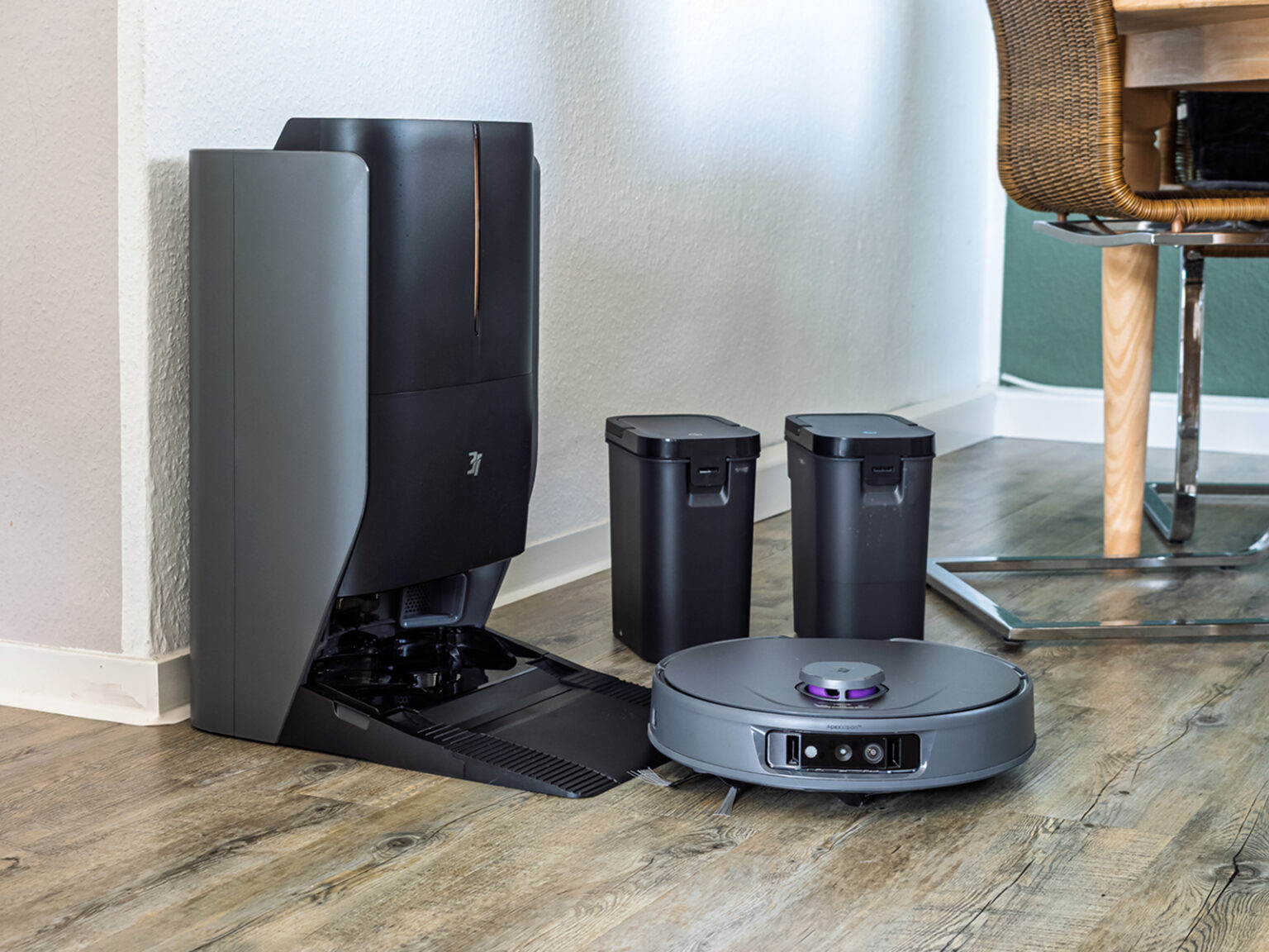 Saugbot 3i P10 Ultra mit Station von der Seite