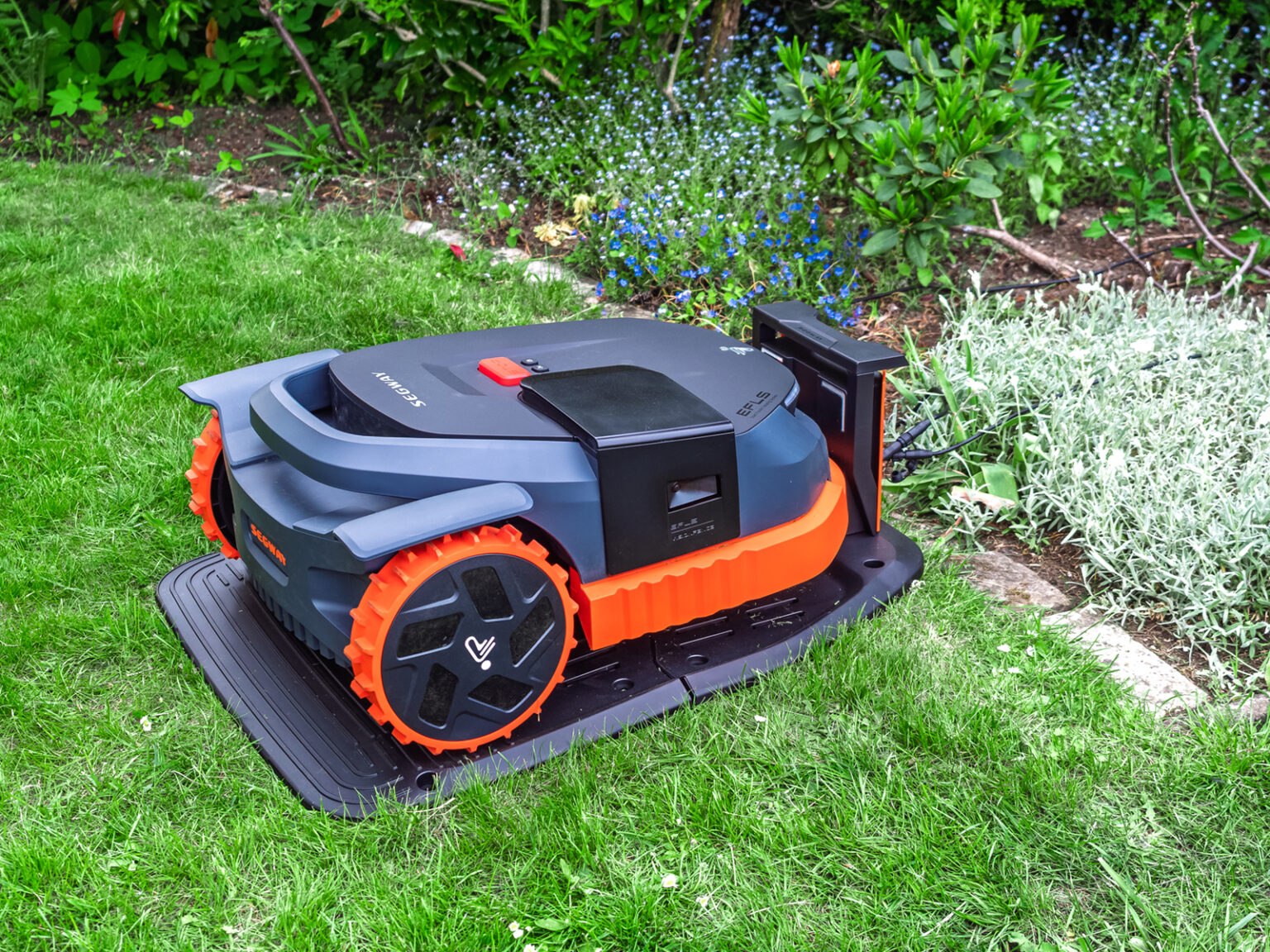 Segway Navimow X330E in Ladestation.