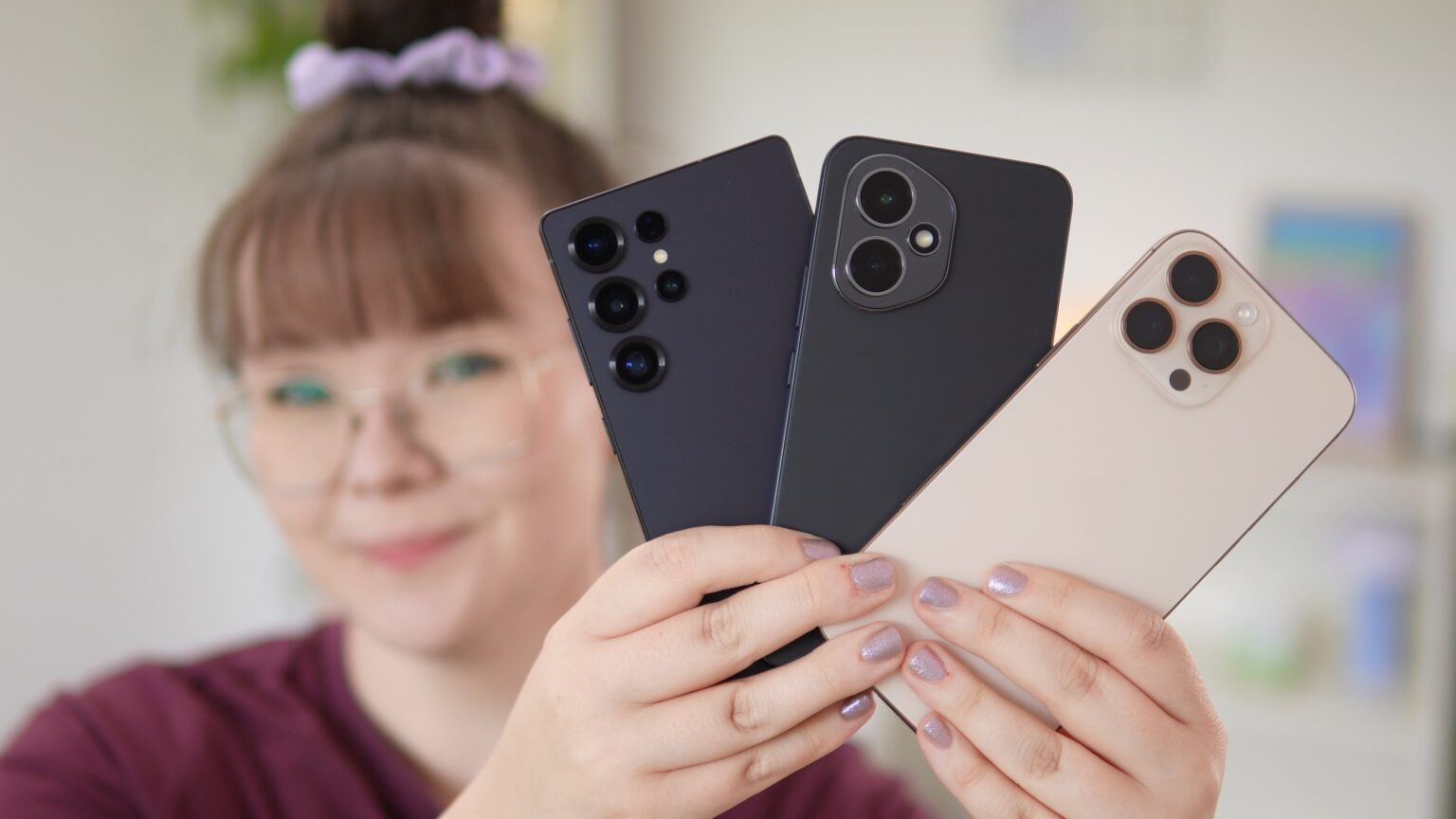 Honor 400, S25 Ultra und iPhone 16 Pro ins Bild gehalten.