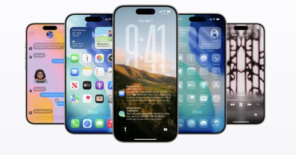 Fünf Smartphones mit jeweils unterschiedlichen Bildinhalten zeigen iOS 26.