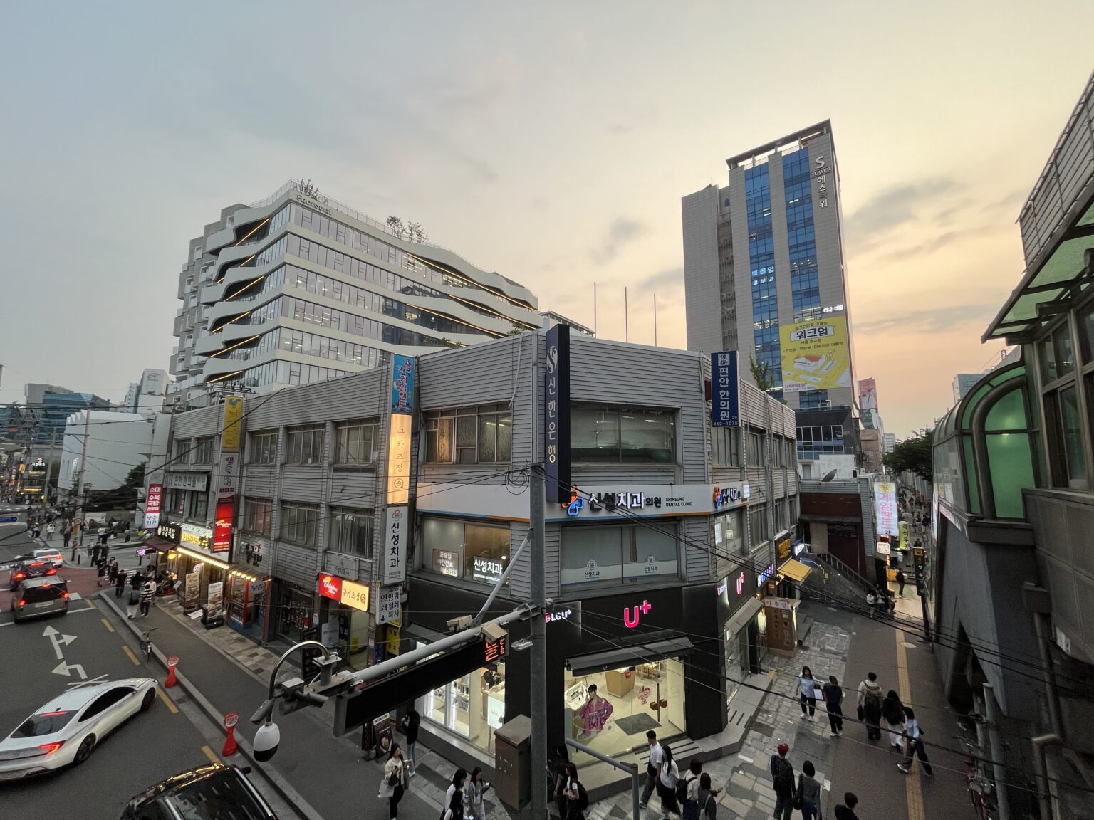 Eine LG U+-Filiale in Seoul in der Abenddämmerung.