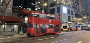 Eine Doppelstock-Straßenbahn in Hong Kong mit roter Switch-2-Werbung.
