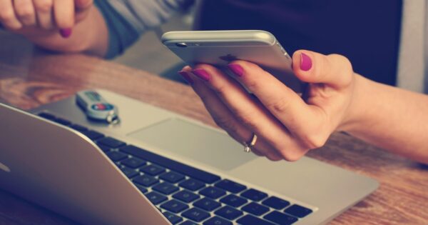 Handy Phone Hand Notebook Teaser News
