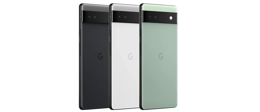 Drei Rückseiten in verschiedenen Farben des Pixel 6a.