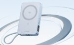 Powerbank mit Kabel und Display sowie magnetischer Fläche.