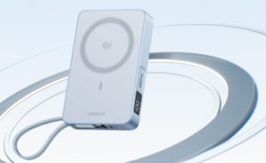 Powerbank mit Kabel und Display sowie magnetischer Fläche.